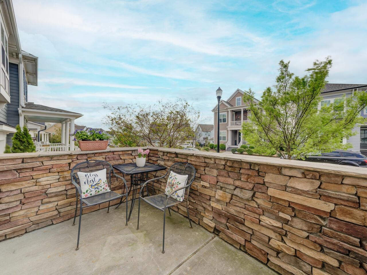 605 Lake Holding Street