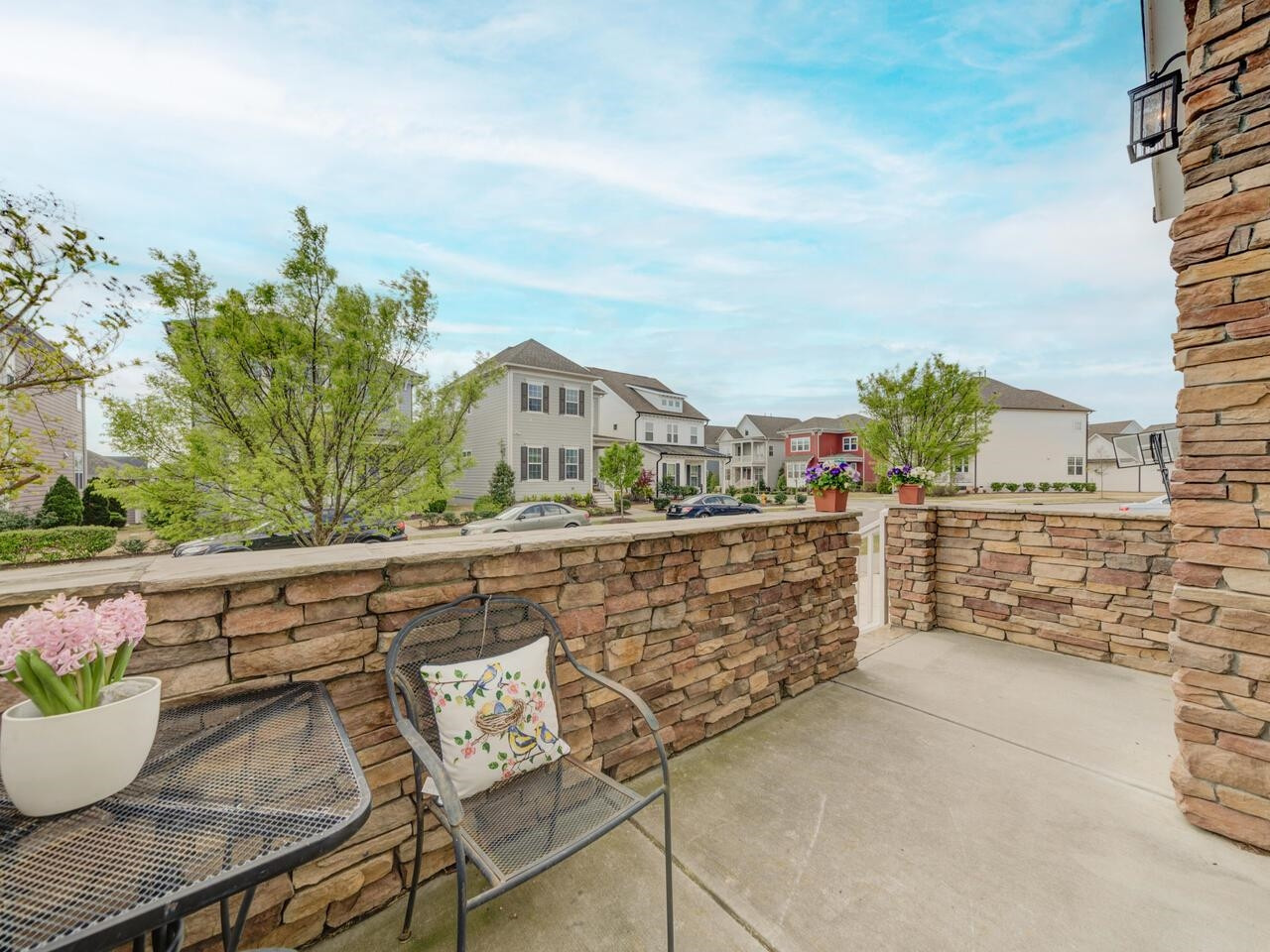 605 Lake Holding Street