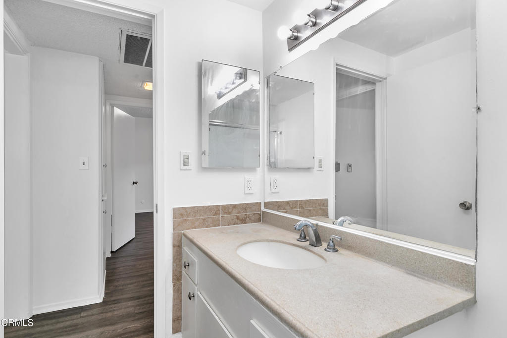 215 N Kenwood Street 203