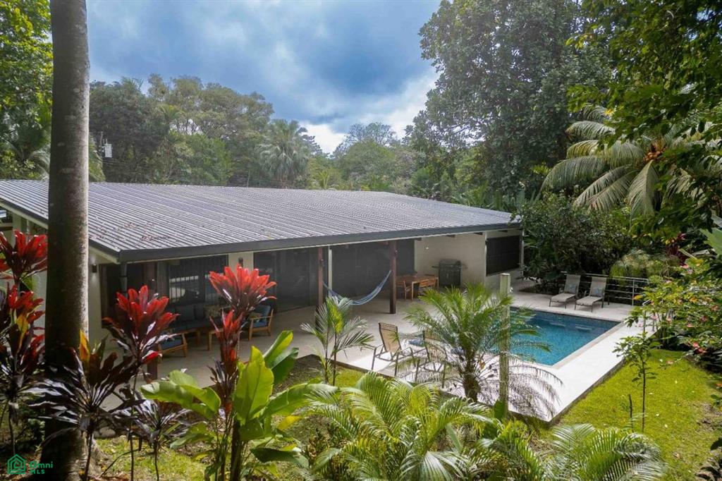 Private In-Town Location Move-In Ready Contemporary Home with a Prime Location, Puerto Cortés, Osa, Puntarenas