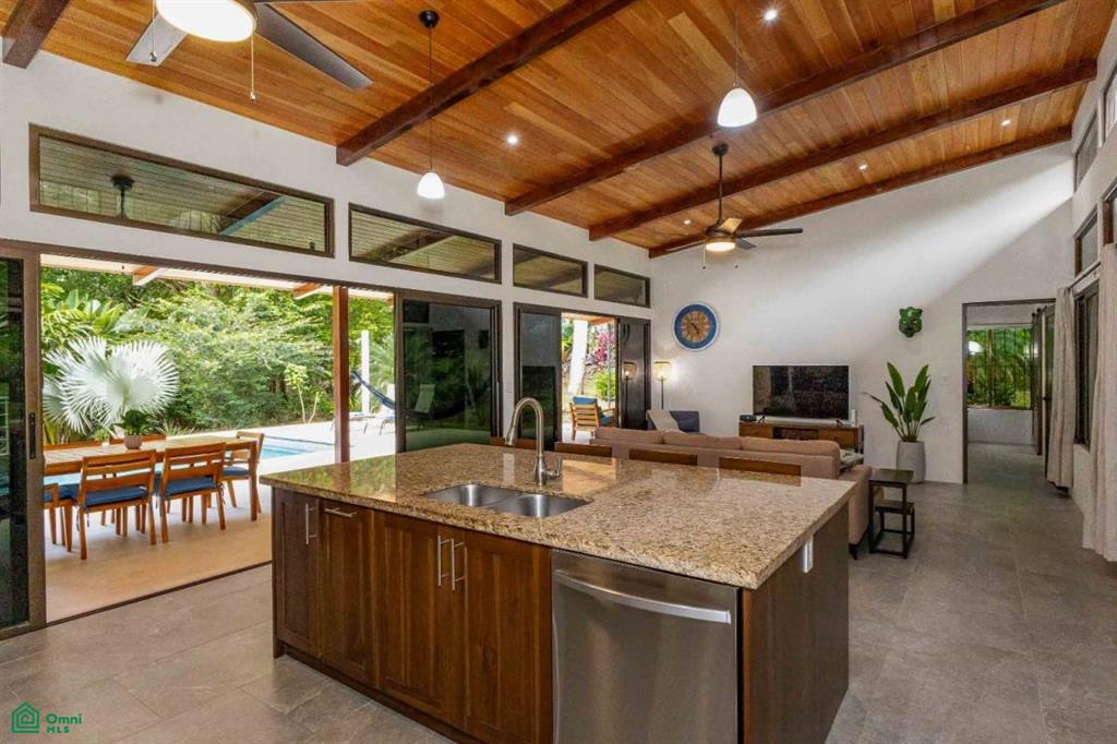Private In-Town Location Move-In Ready Contemporary Home with a Prime Location, Puerto Cortés, Osa, Puntarenas