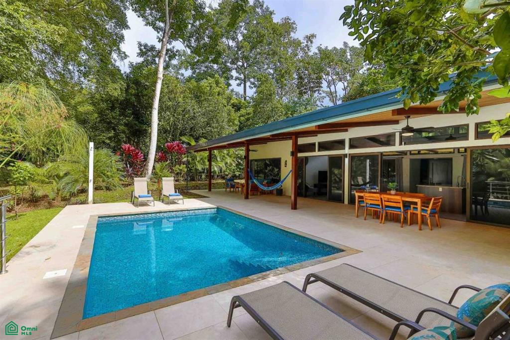 Private In-Town Location Move-In Ready Contemporary Home with a Prime Location, Puerto Cortés, Osa, Puntarenas