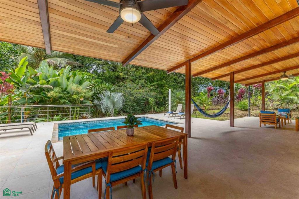Private In-Town Location Move-In Ready Contemporary Home with a Prime Location, Puerto Cortés, Osa, Puntarenas