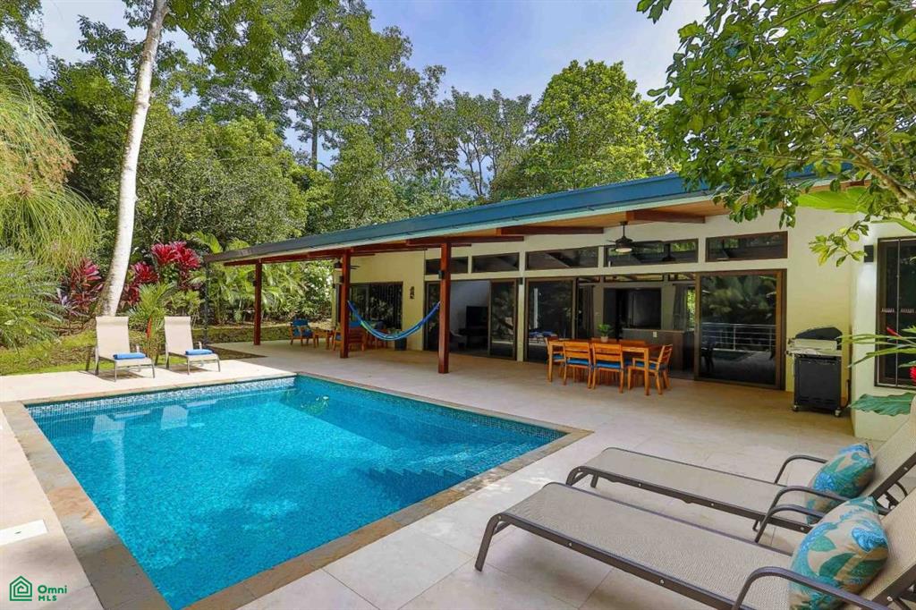 Private In-Town Location Move-In Ready Contemporary Home with a Prime Location, Puerto Cortés, Osa, Puntarenas