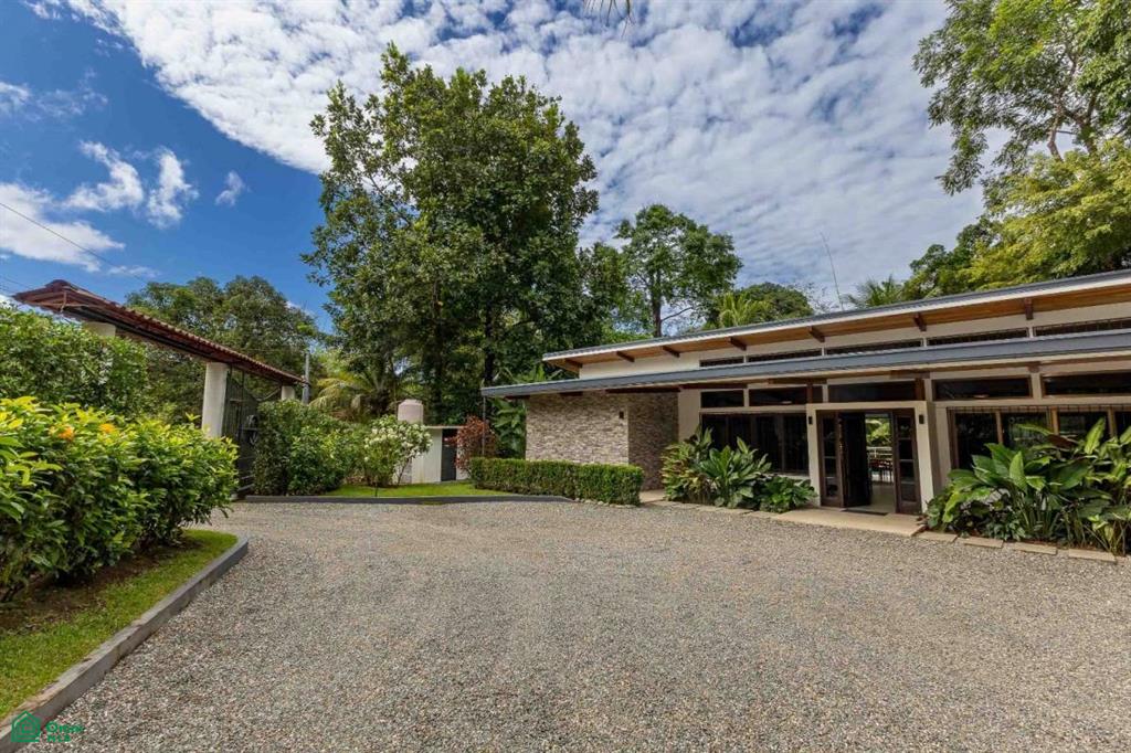 Private In-Town Location Move-In Ready Contemporary Home with a Prime Location, Puerto Cortés, Osa, Puntarenas