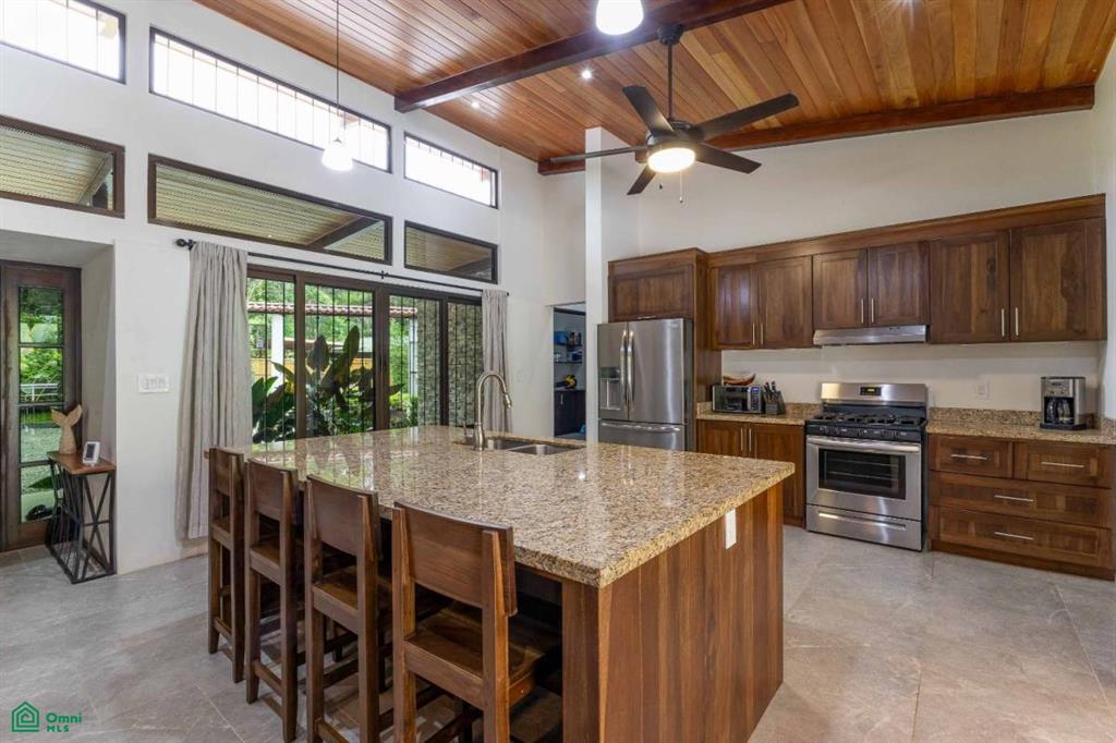 Private In-Town Location Move-In Ready Contemporary Home with a Prime Location, Puerto Cortés, Osa, Puntarenas