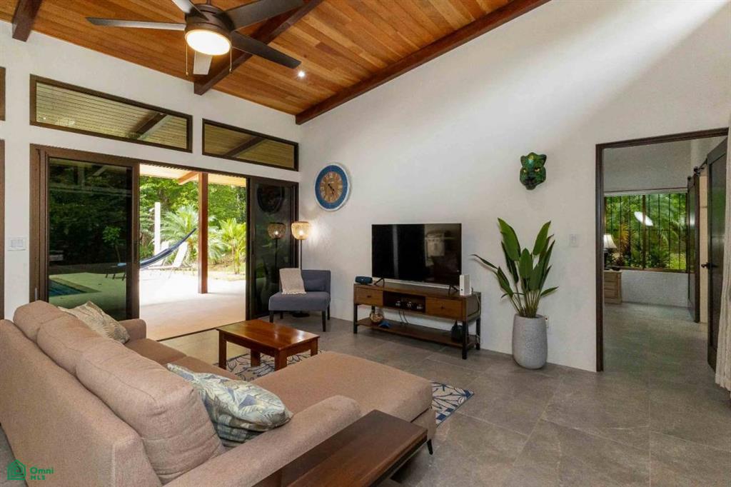 Private In-Town Location Move-In Ready Contemporary Home with a Prime Location, Puerto Cortés, Osa, Puntarenas