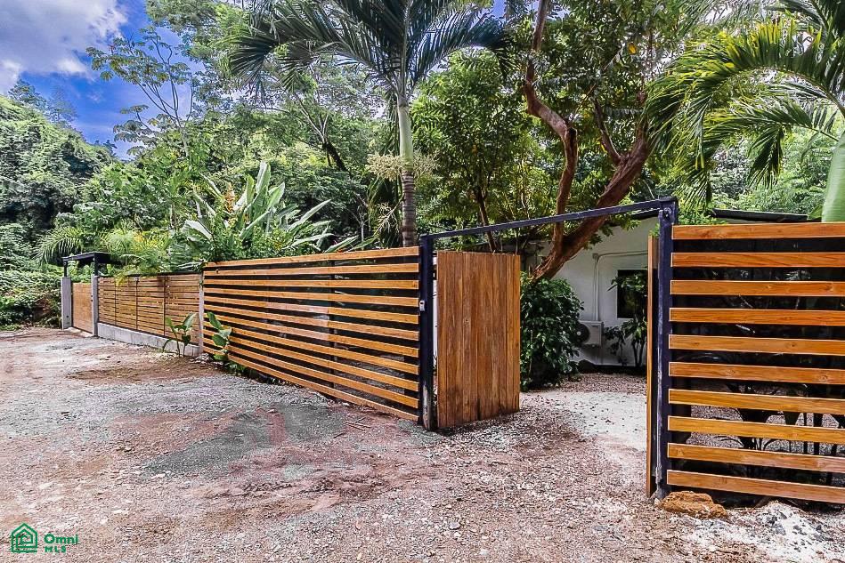 Five minute drive to the beach Two Bedroom House with Studio, Cóbano (C. M. D.)