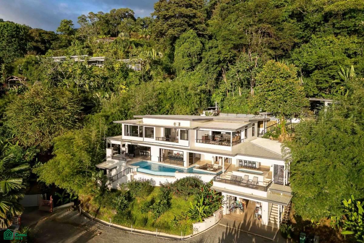 Hilltop Villa with Infinity Pool , Bahía Ballena, Osa, Puntarenas