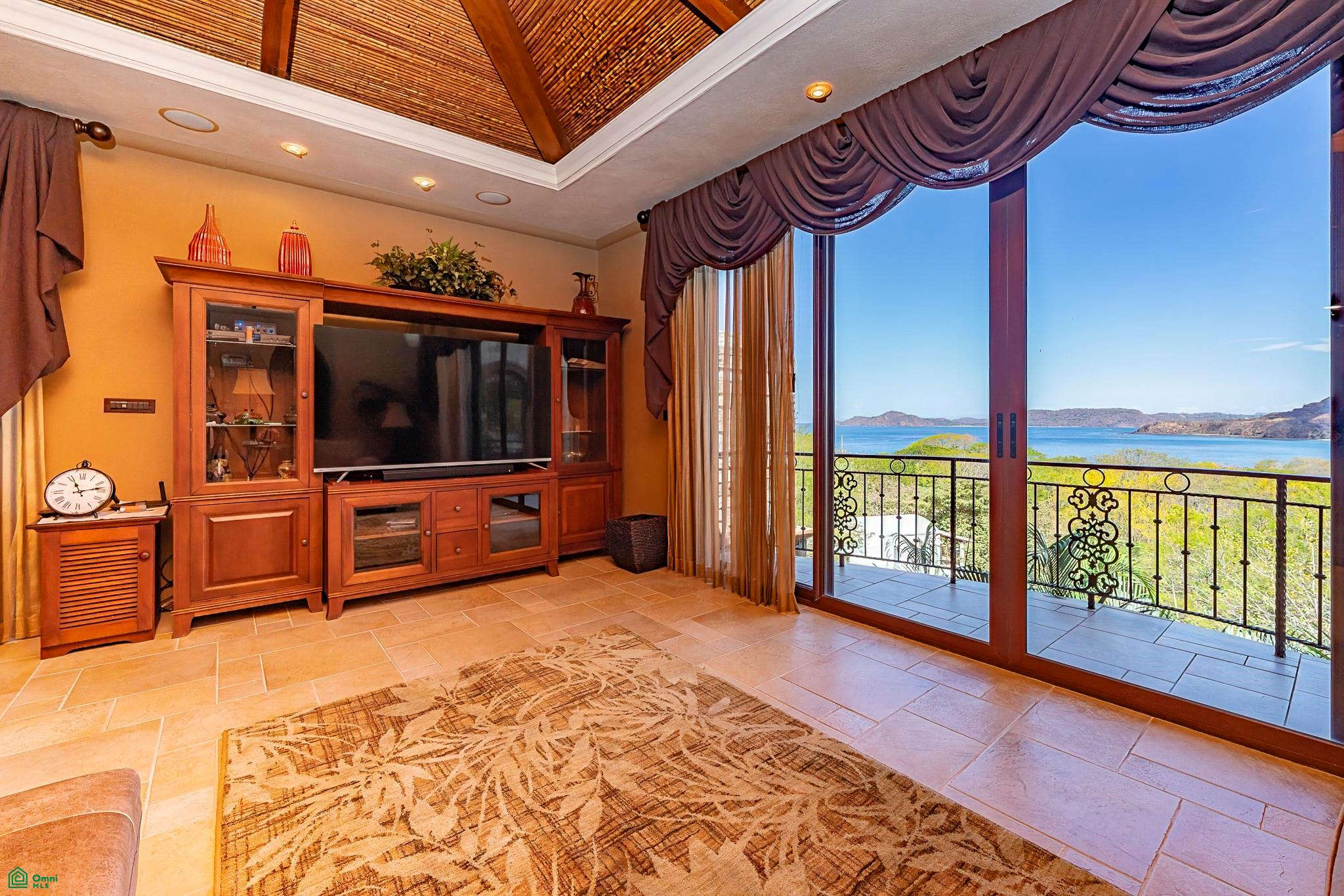 Ocean View Residence Walking Distance to the Beach