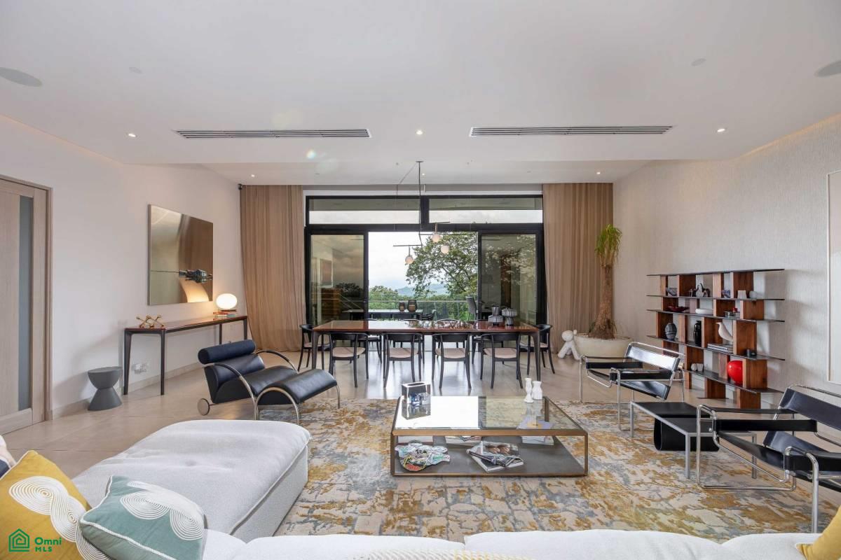 Private Garden Luxury Apartment