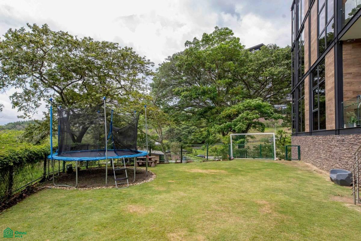 Private Garden Luxury Apartment