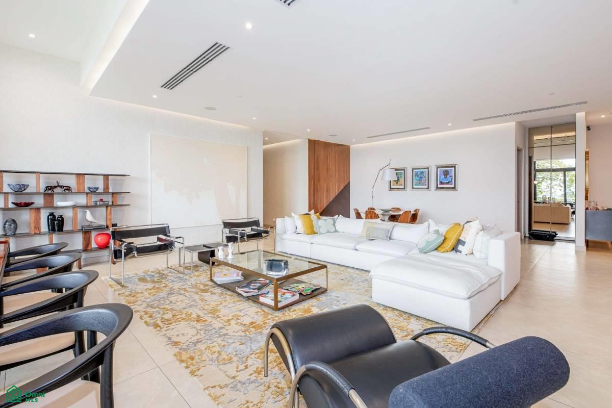 Private Garden Luxury Apartment
