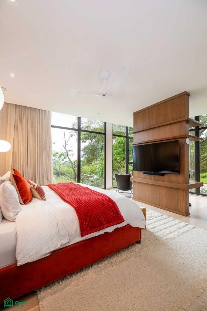 Private Garden Luxury Apartment