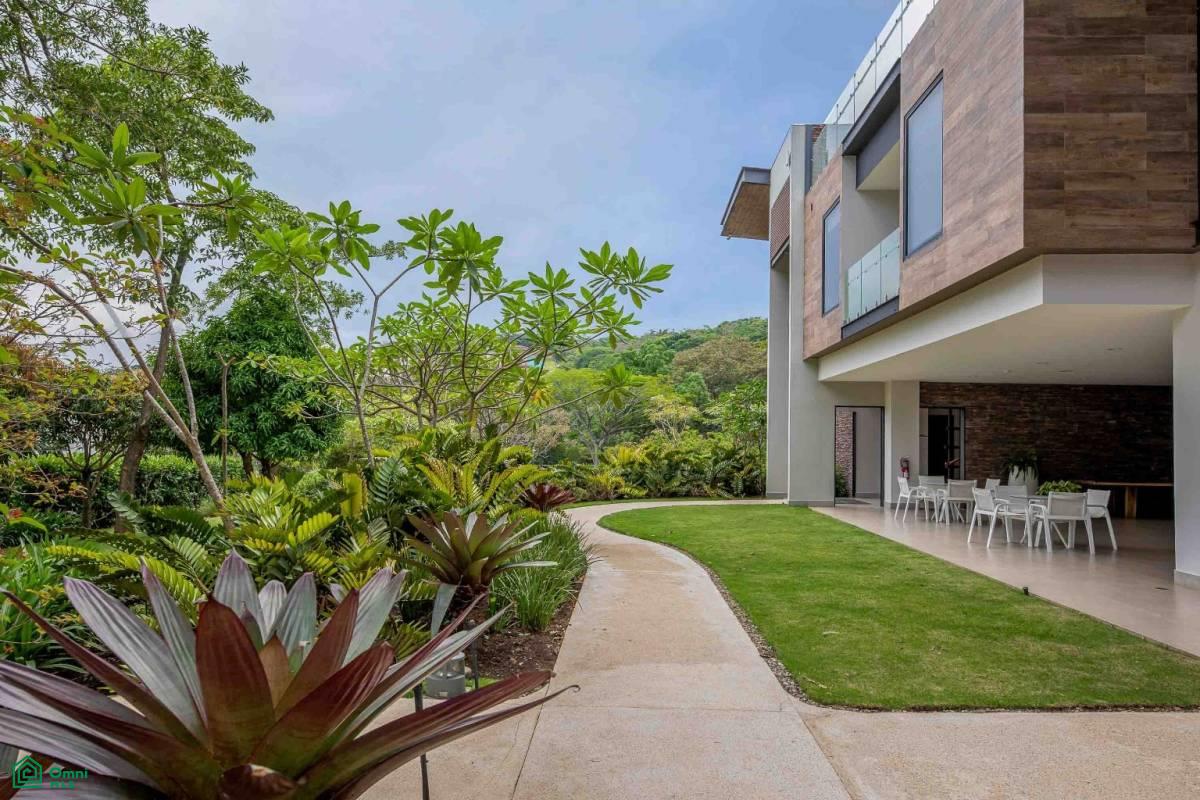 Private Garden Luxury Apartment