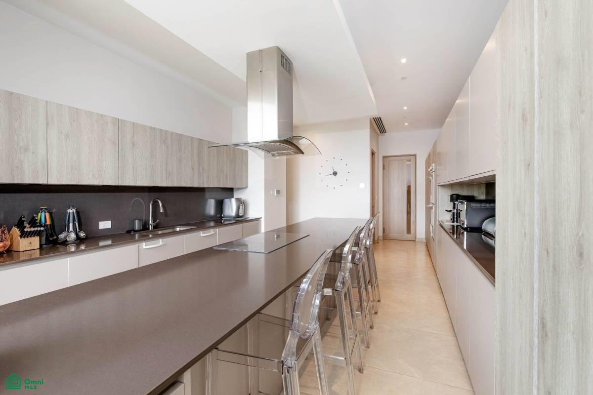 Private Garden Luxury Apartment