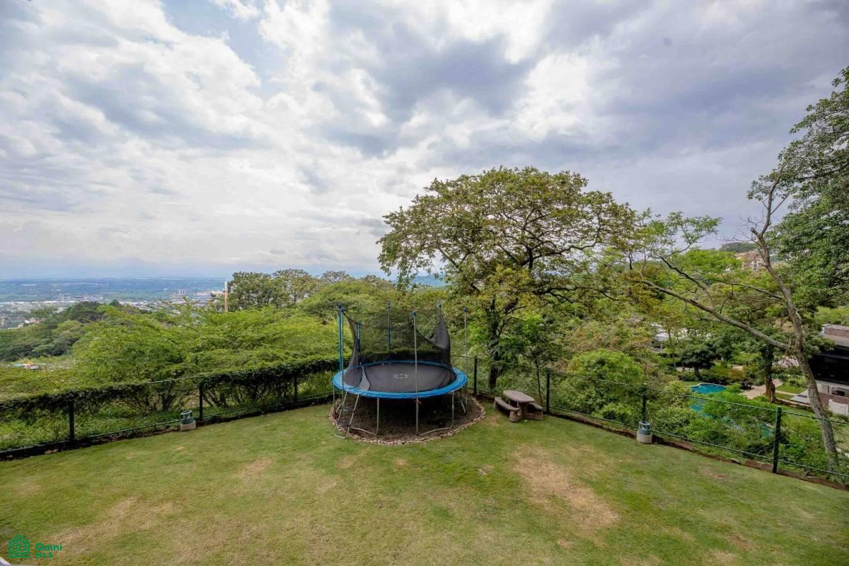 Private Garden Luxury Apartment