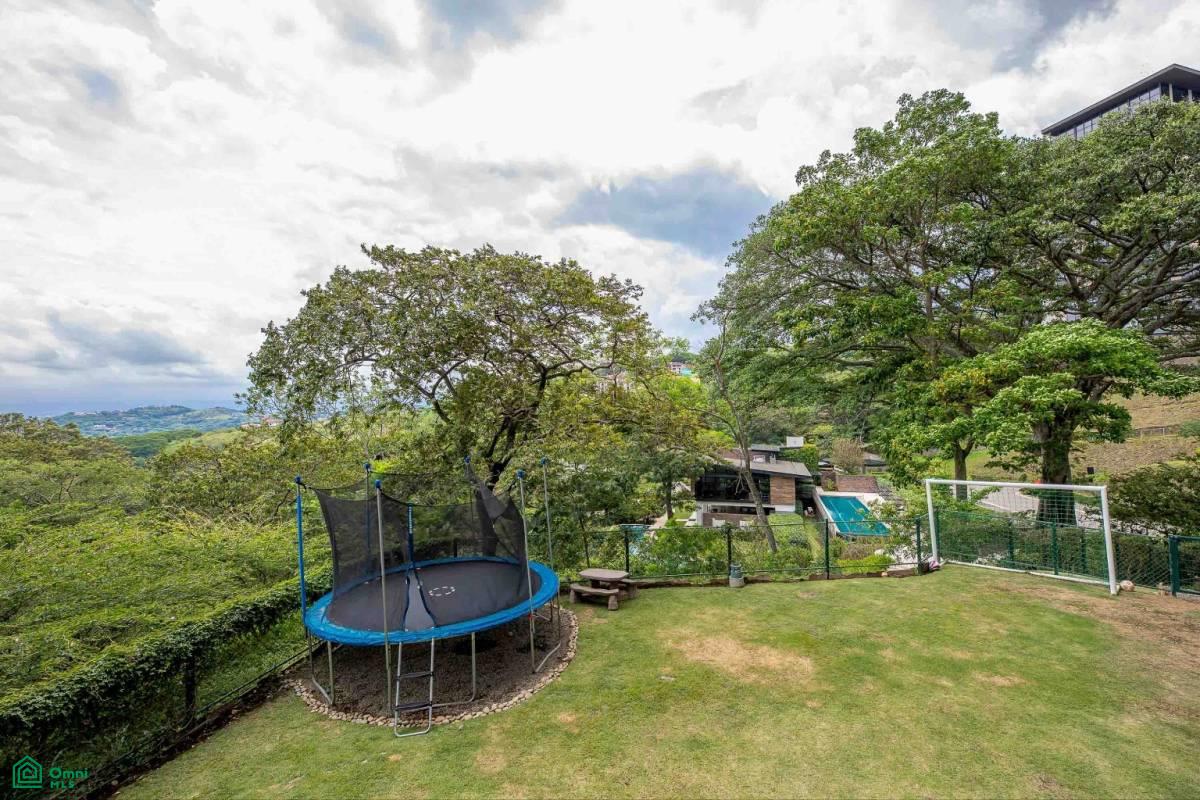 Private Garden Luxury Apartment