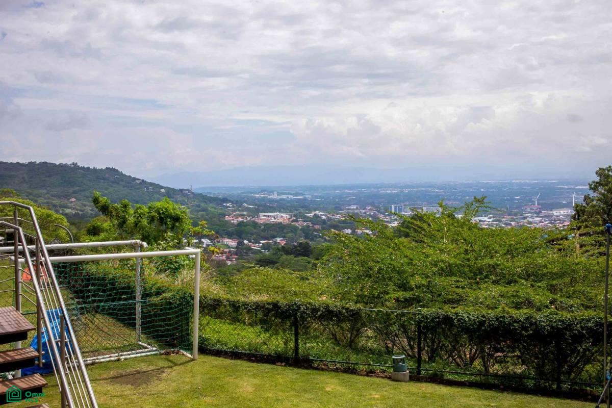 Private Garden Luxury Apartment