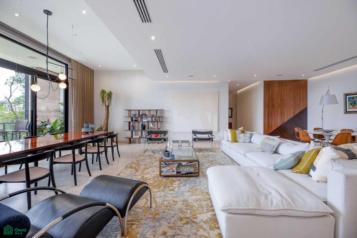 Private Garden Luxury Apartment
