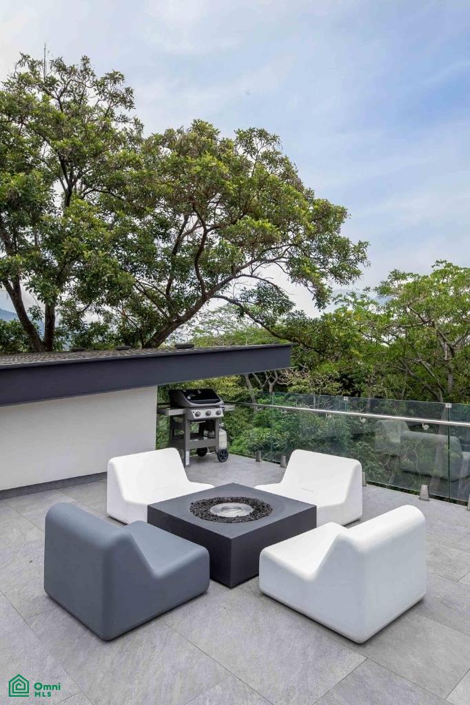 Private Garden Luxury Apartment