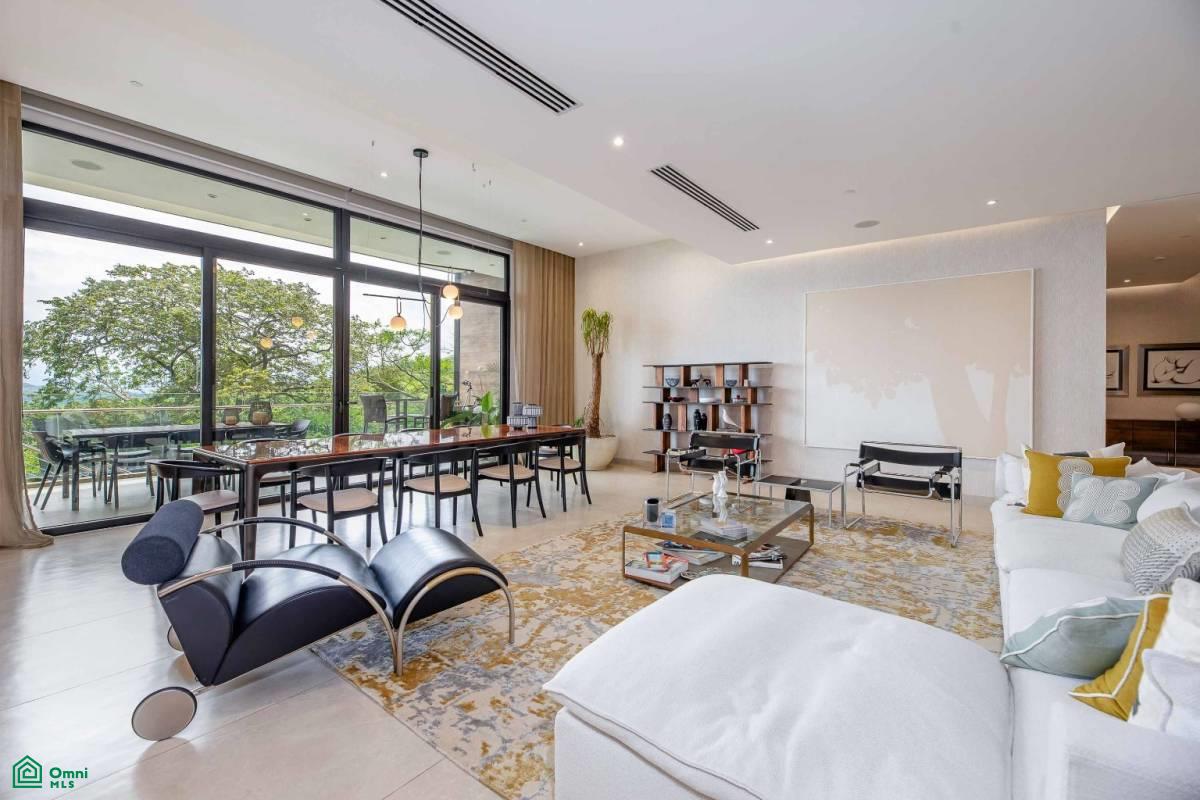 Private Garden Luxury Apartment