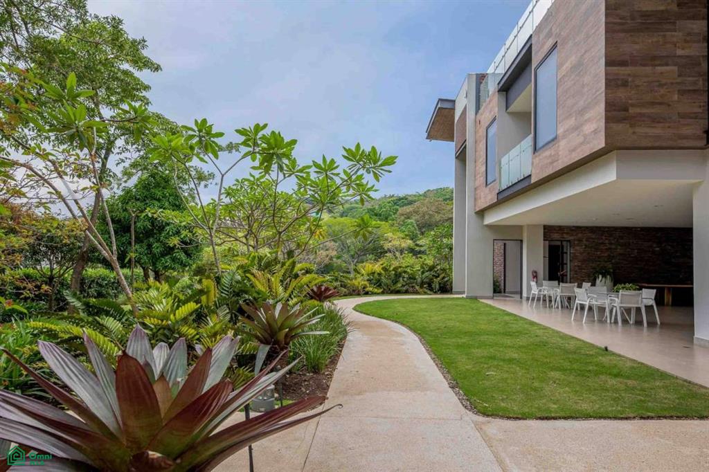 Private Garden Luxury Apartment