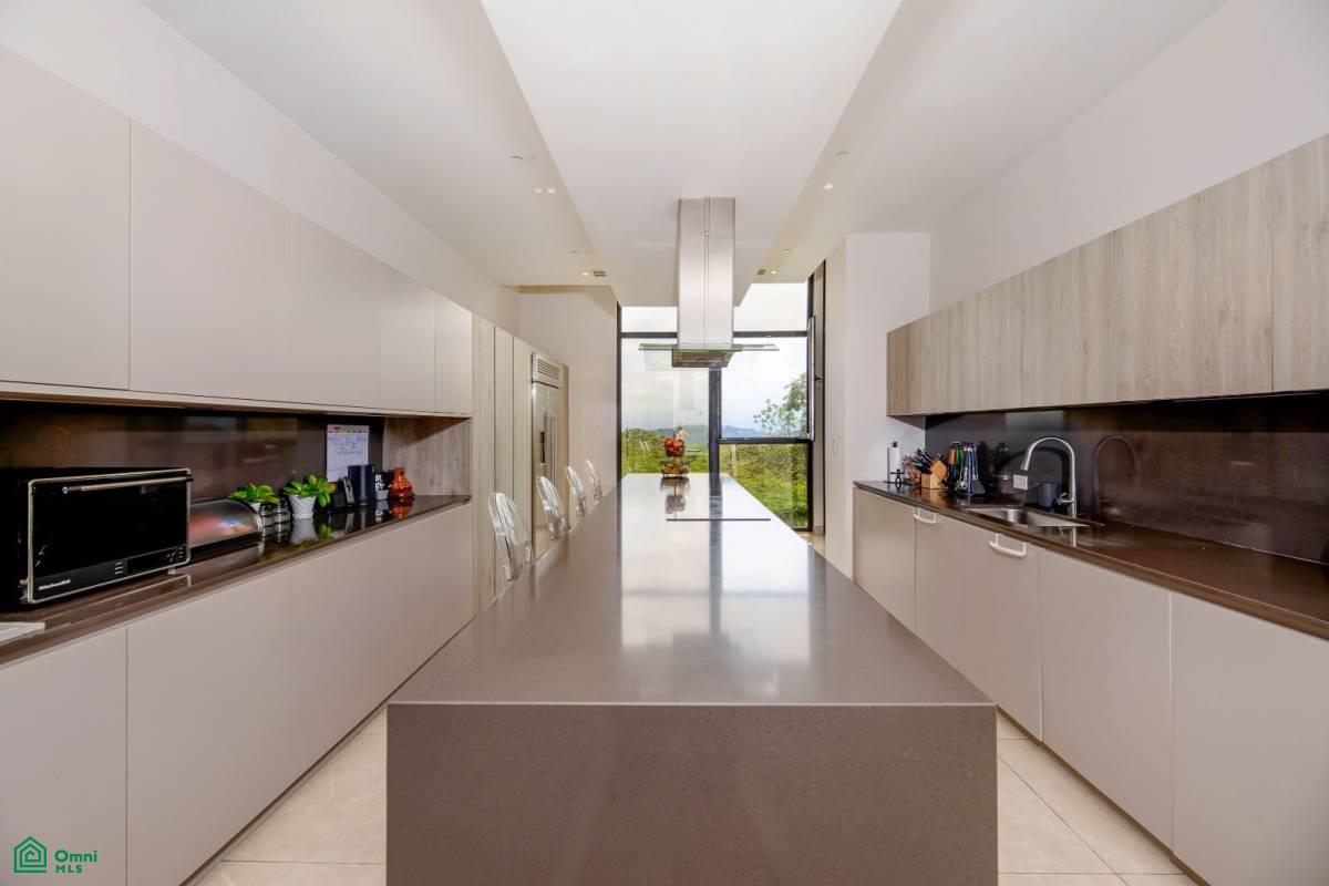 Private Garden Luxury Apartment