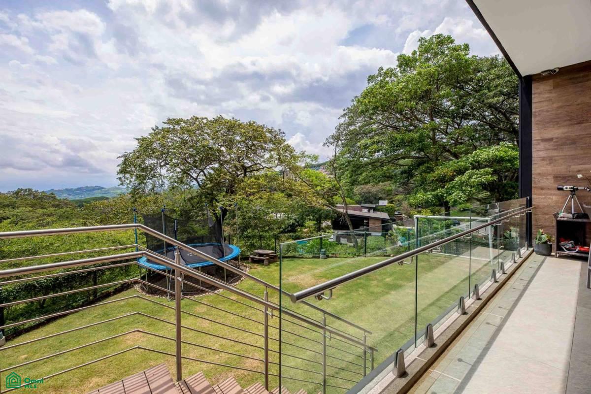 Private Garden Luxury Apartment