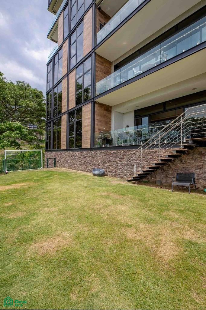 Private Garden Luxury Apartment
