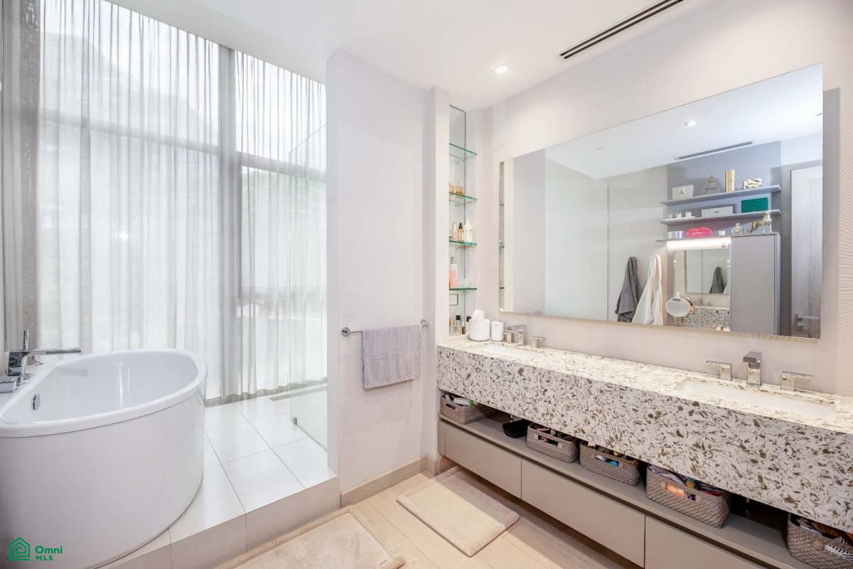 Private Garden Luxury Apartment