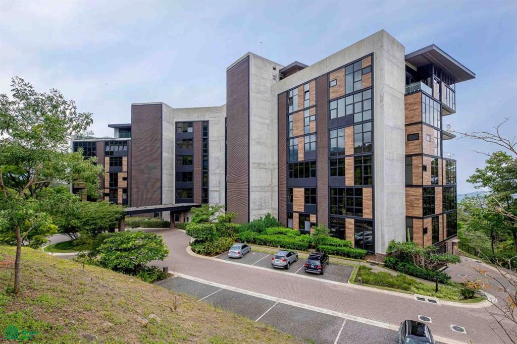 Private Garden Luxury Apartment