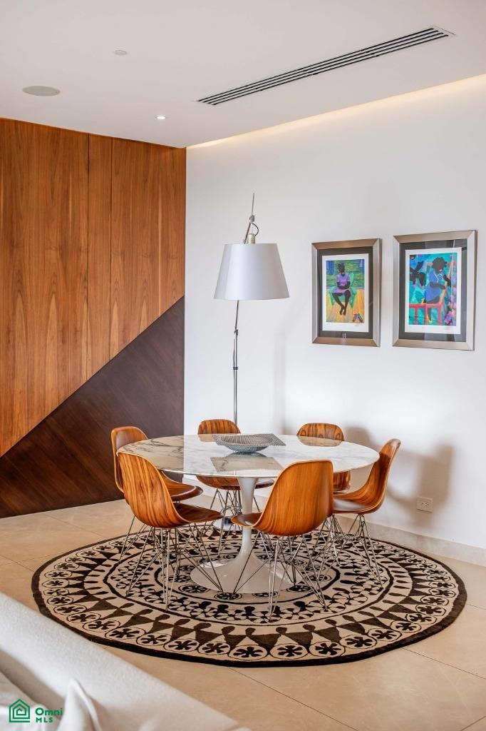 Private Garden Luxury Apartment