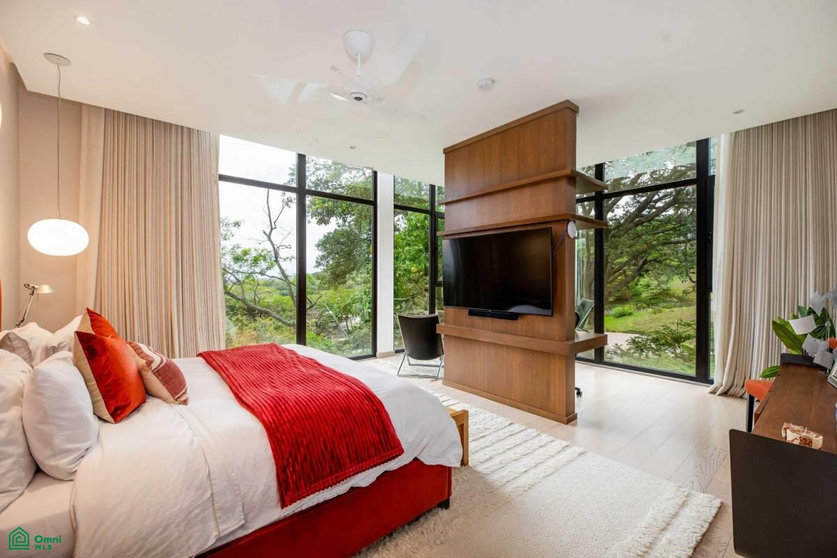 Private Garden Luxury Apartment