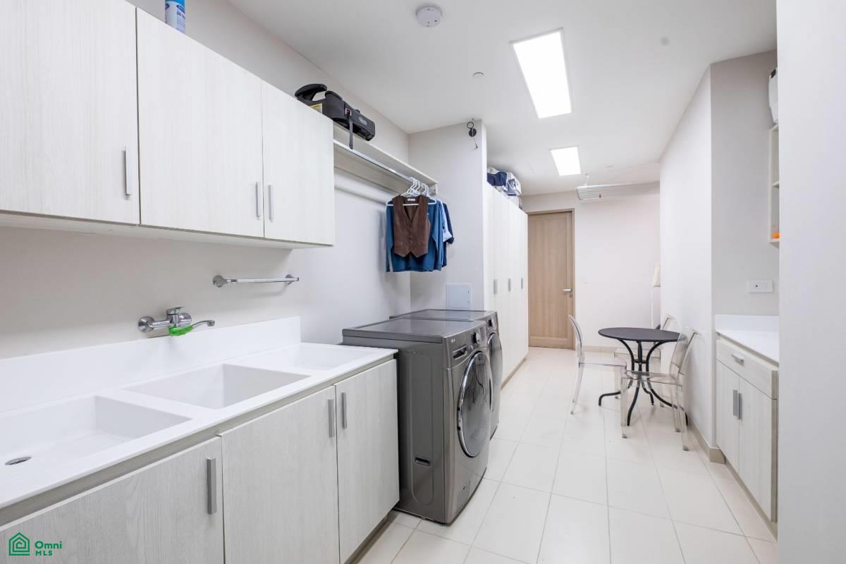 Private Garden Luxury Apartment