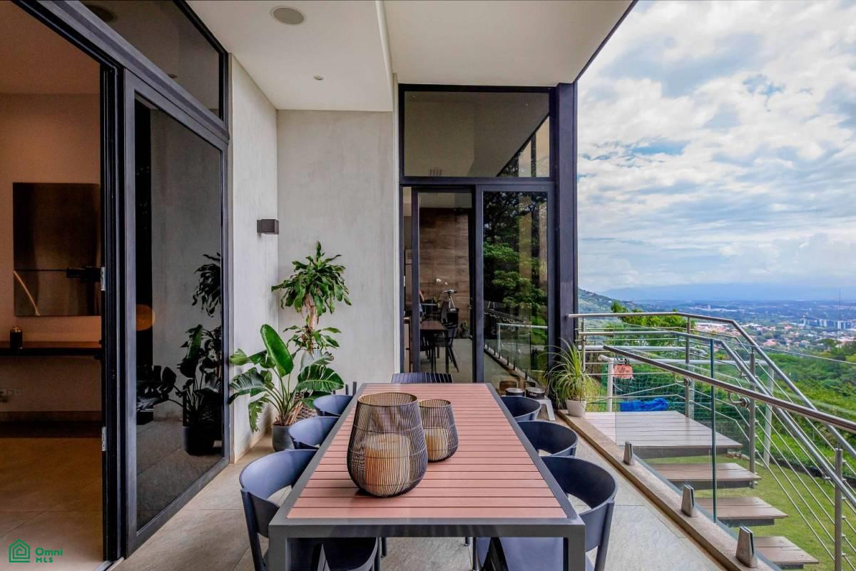Private Garden Luxury Apartment