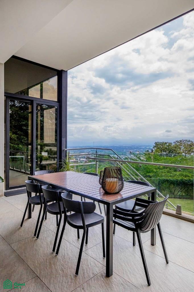 Private Garden Luxury Apartment