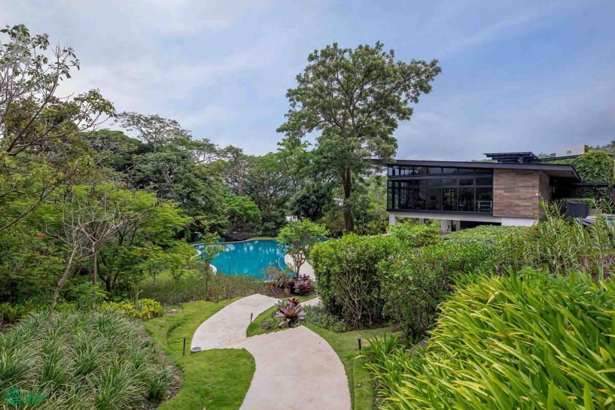 Private Garden Luxury Apartment