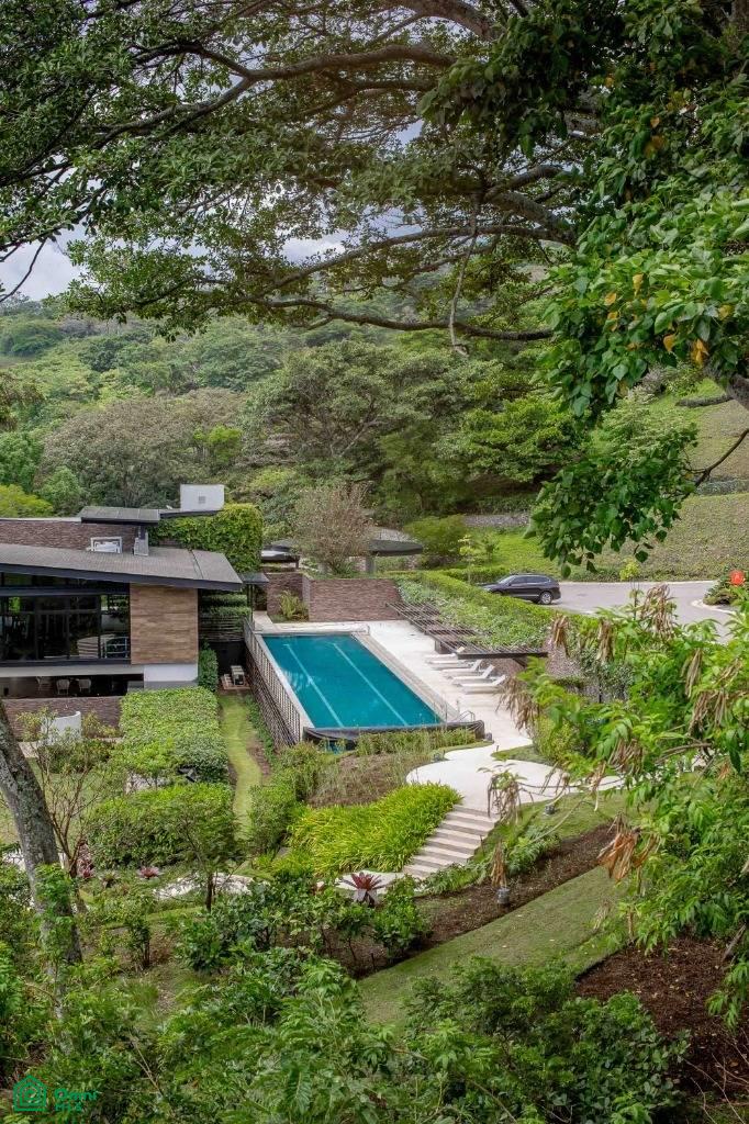 Private Garden Luxury Apartment