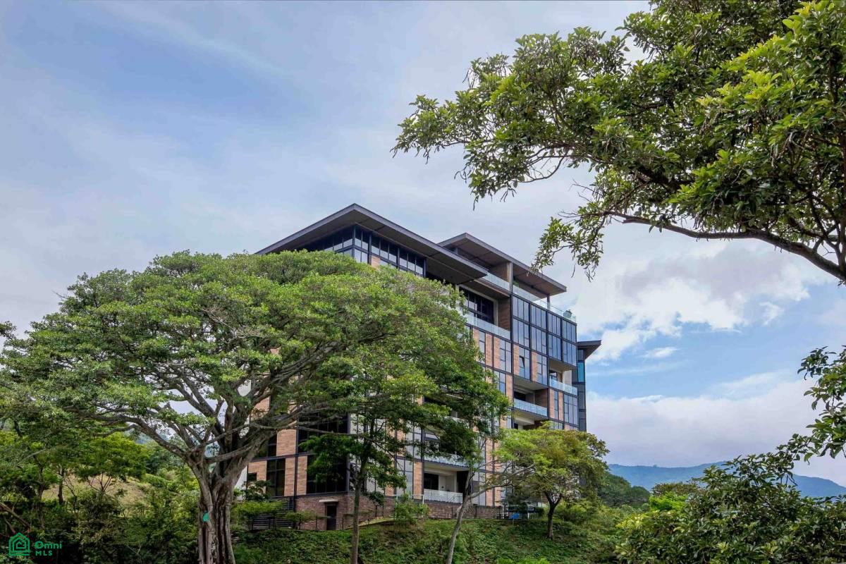 Private Garden Luxury Apartment