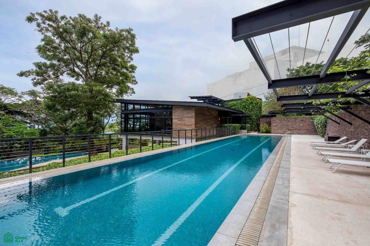 Private Garden Luxury Apartment