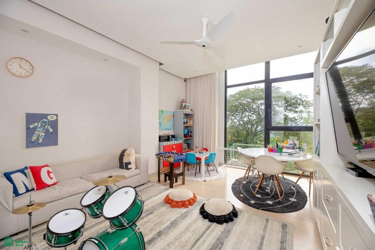 Private Garden Luxury Apartment
