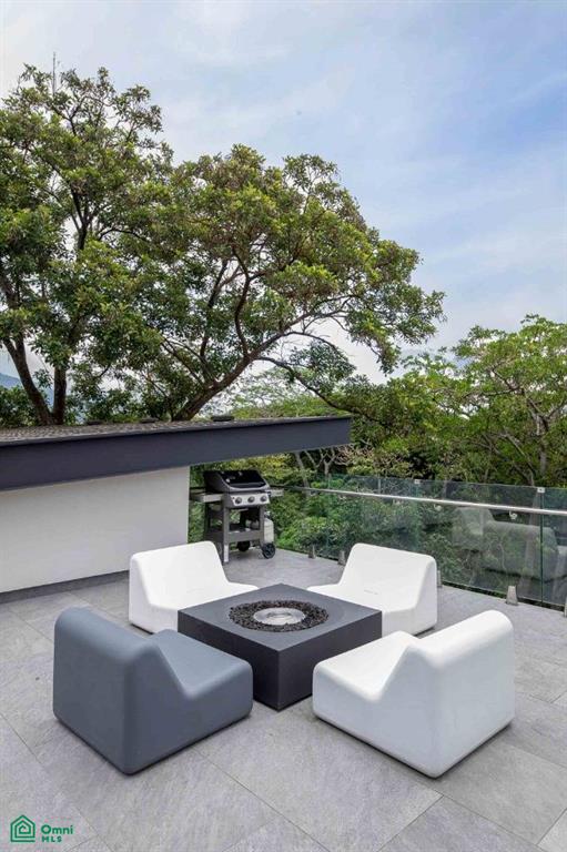 Private Garden Luxury Apartment