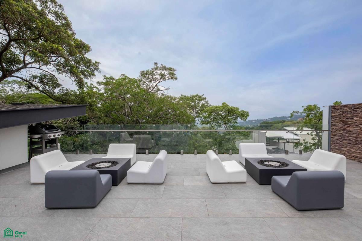 Private Garden Luxury Apartment