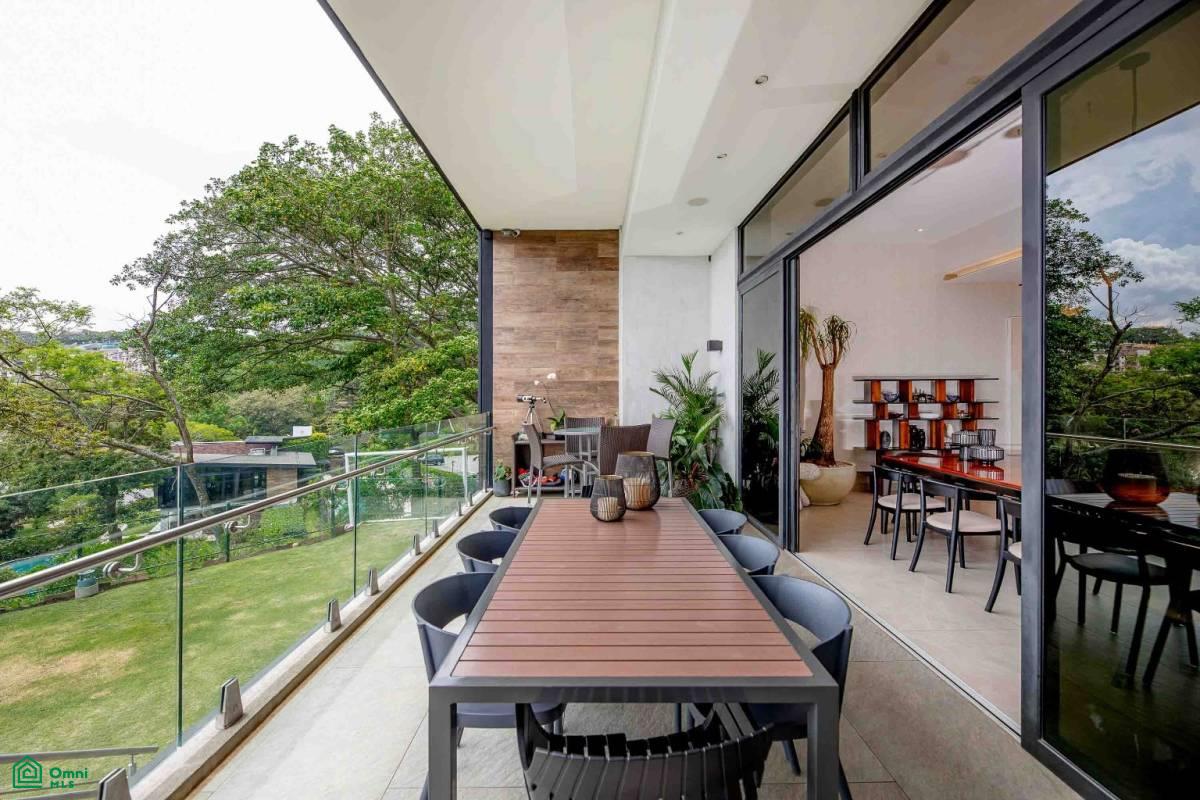 Private Garden Luxury Apartment