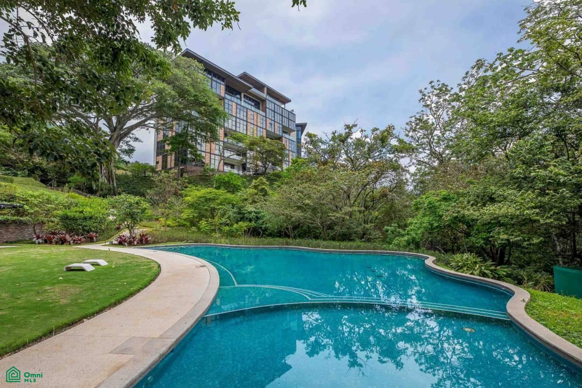 Private Garden Luxury Apartment