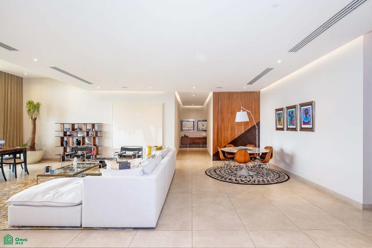 Private Garden Luxury Apartment