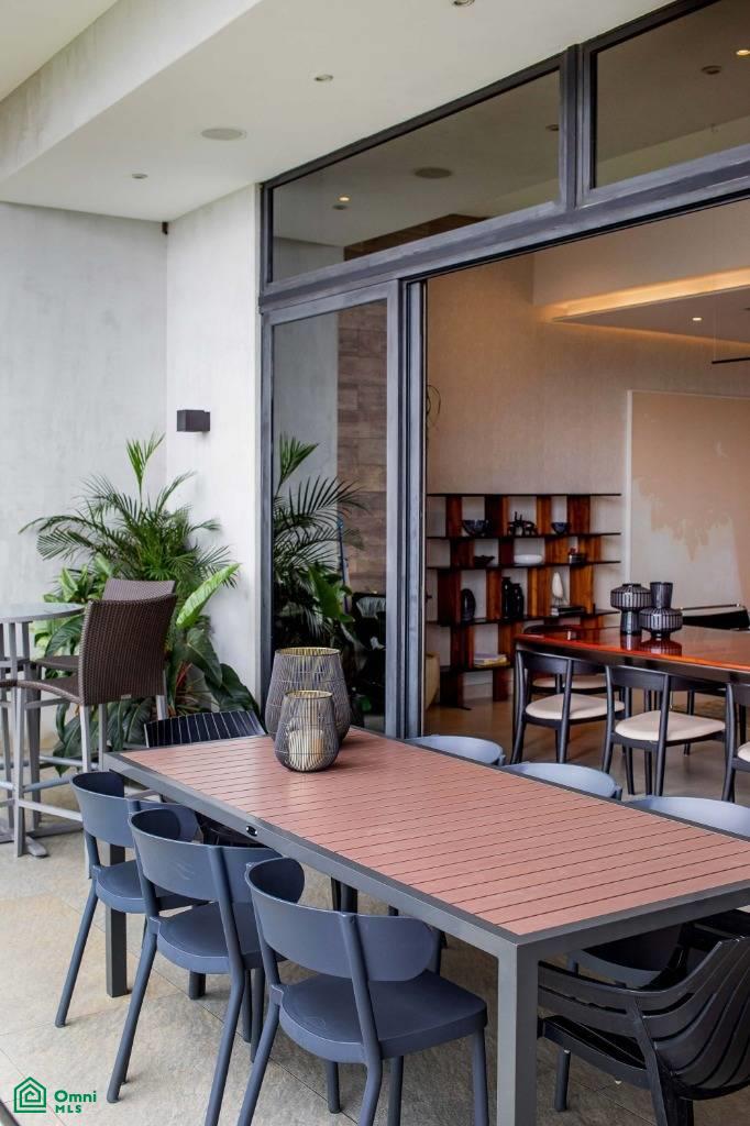 Private Garden Luxury Apartment