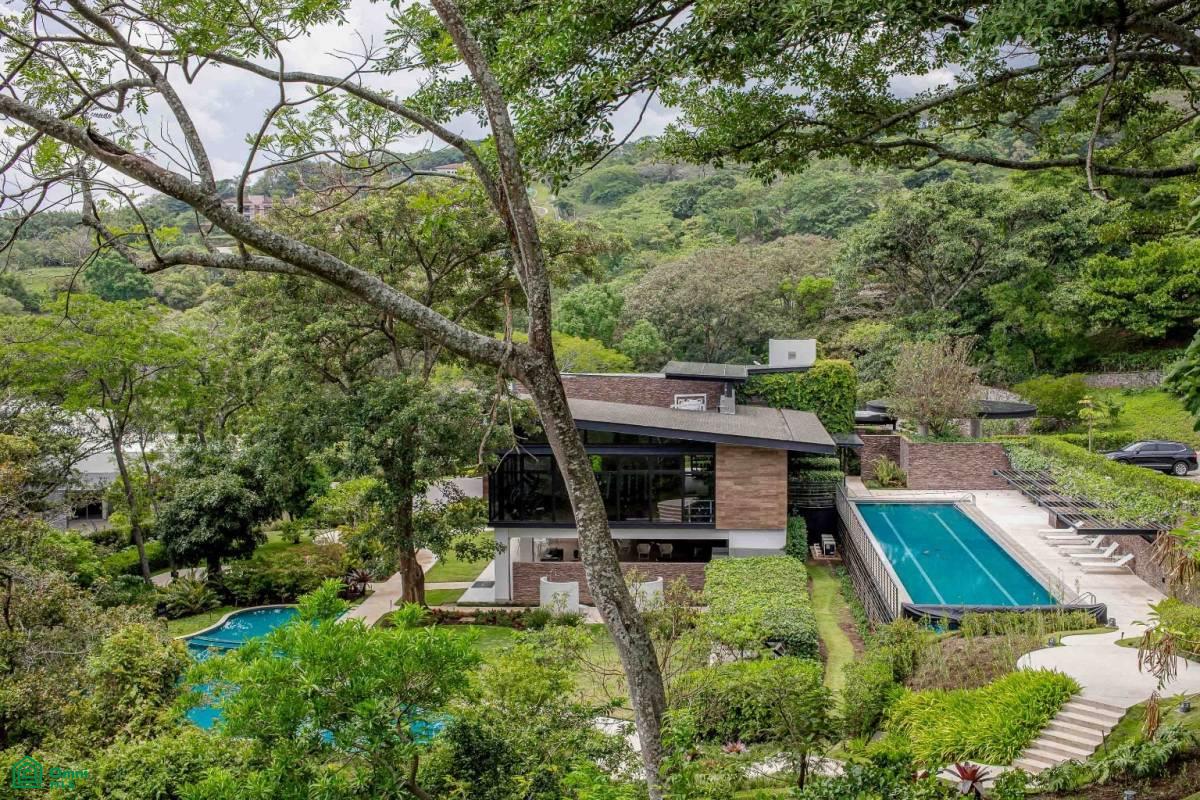 Private Garden Luxury Apartment