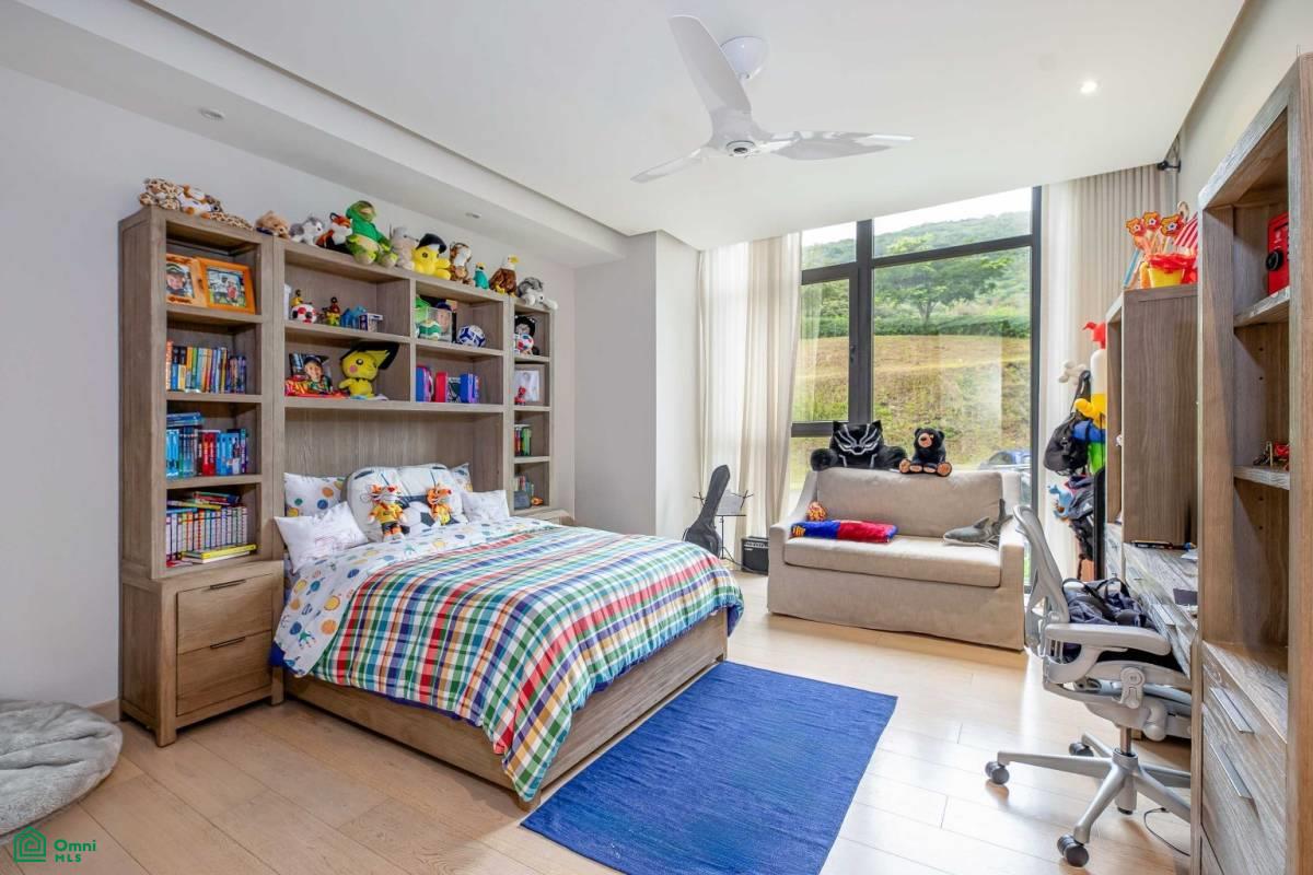 Private Garden Luxury Apartment